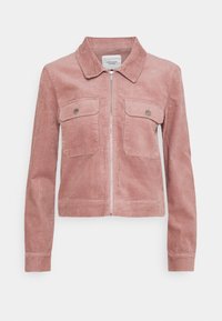 Veste en velours côtelé rose clair avec fermeture à glissière argentée, deux poches à rabat sur la poitrine avec boutons argentés, manches longues et col classique.