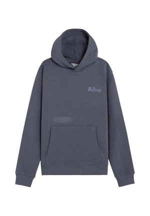 Sudadera con capucha de color gris oscuro con bolsillo frontal y un pequeño logo claro que dice "The Scapers Universe" en el lado derecho del pecho.