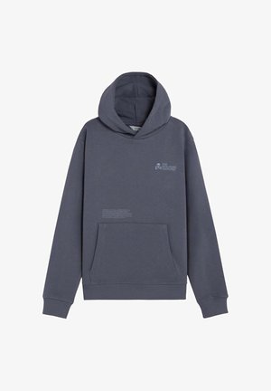 Mørkegrå hættetrøje med frontlomme og lille lyst logo med teksten "The Scapers Universe" på højre side af brystet.