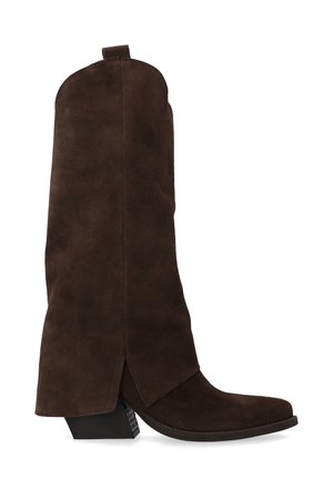 Brązowy zamszowy botek za kostkę z ostro zakończonym noskiem, luźnym fasonem i unikalnym geometrycznym obcasem. Posiada pętelkę z tyłu.