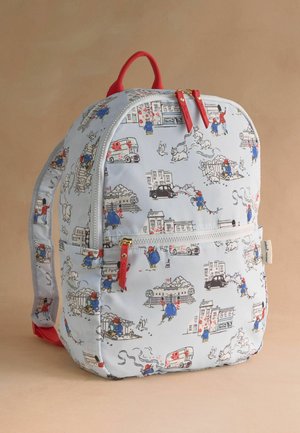 Mały jasnoniebieski plecak z czerwonymi suwakami i uchwytem, ozdobiony bajkowymi scenami miejskimi, ludźmi, samochodami i zwierzętami w kolorach czerwonym, niebieskim i czarnym.