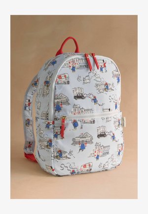 Mały jasnoniebieski plecak z czerwonymi suwakami i uchwytem, ozdobiony bajkowymi scenami miejskimi, ludźmi, samochodami i zwierzętami w kolorach czerwonym, niebieskim i czarnym.