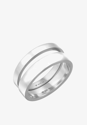 Porceliano sidabro žiedų pora, turinti lygią apdailą, su minimalizmo dizainu ir įspaustais ženkliais, rodančiais, kad tai sterlingo sidabras (925).