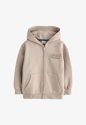 Beiger Kapuzenpullover mit Reißverschluss, Fronttaschen, elastischen Bündchen und Kapuze, mit dem Text "Baker Nineteen Eighty Eight" auf der linken Brust.