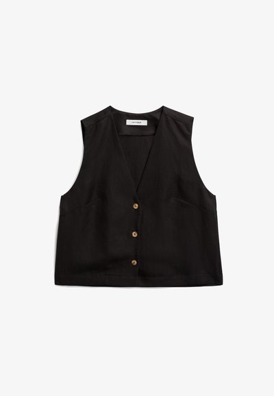 Juodas be rankovių liemenė su V formos iškirpte, mediniais mygtukais ir šoninėmis kišenėmis. Pagaminta iš tekstūruotos medžiagos, leidžiančios laisvai jaustis.