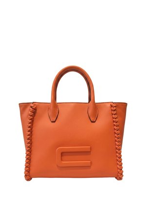 Borsa a mano in pelle arancione con due manici, dettagli laterali intrecciati e una grande lettera in rilievo "C" al centro davanti.