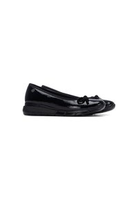 Bailarinas de charol negro con punta redonda, que presentan un detalle de lazo y una suela de goma flexible para mayor comodidad. Textura suave y brillante en todo el calzado.