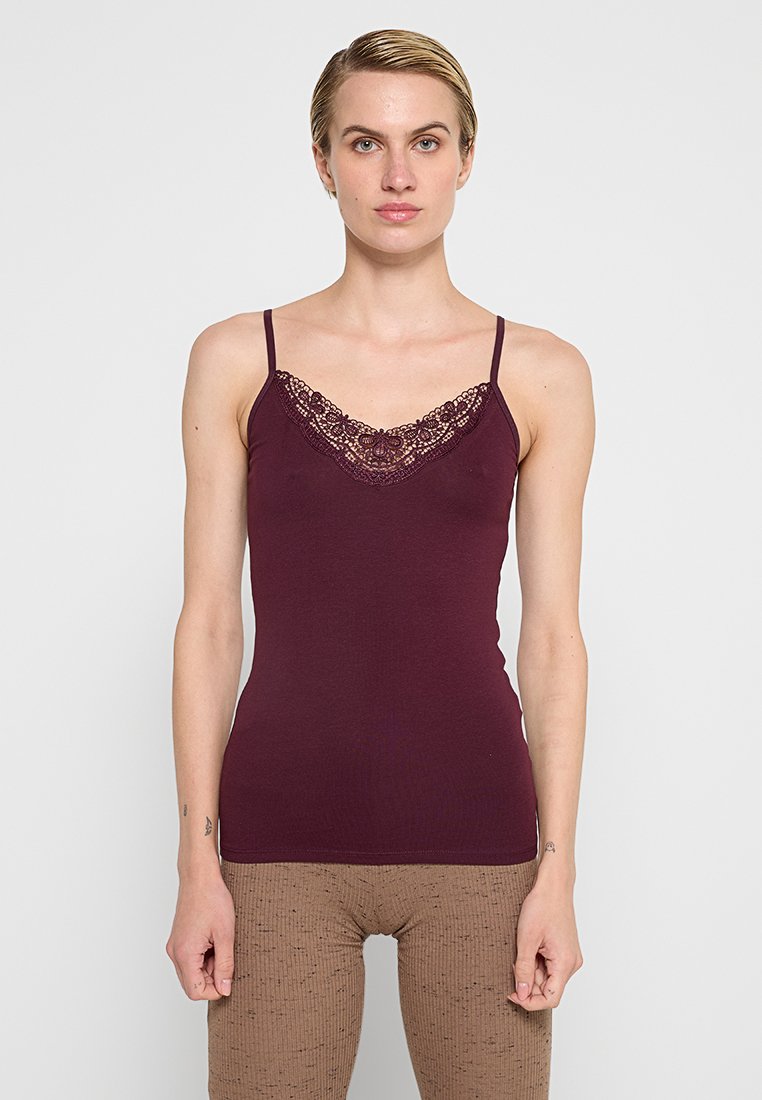 Burgunderfarbener Tanktop mit dünnen Trägern, verziert mit einem zarten Spitzenbesatz entlang des Ausschnitts. Glattes, elastisches Material sorgt für eine figurbetonte Passform.
