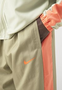 Nike Performance NBA TRACKSUIT - Træningssæt - neutral olive/olive aura/hyper crimson