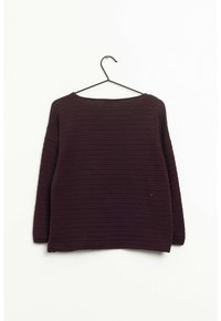 Maglione viola scuro con maniche lunghe, caratterizzato da una texture a coste, scollatura rotonda e una vestibilità morbida, esposto su un appendiabiti nero.