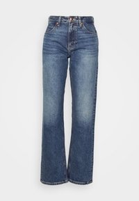 Jeans in denim blu a vita alta con gamba dritta, texture sbiadita, bottone bronzo e design standard a cinque tasche.
