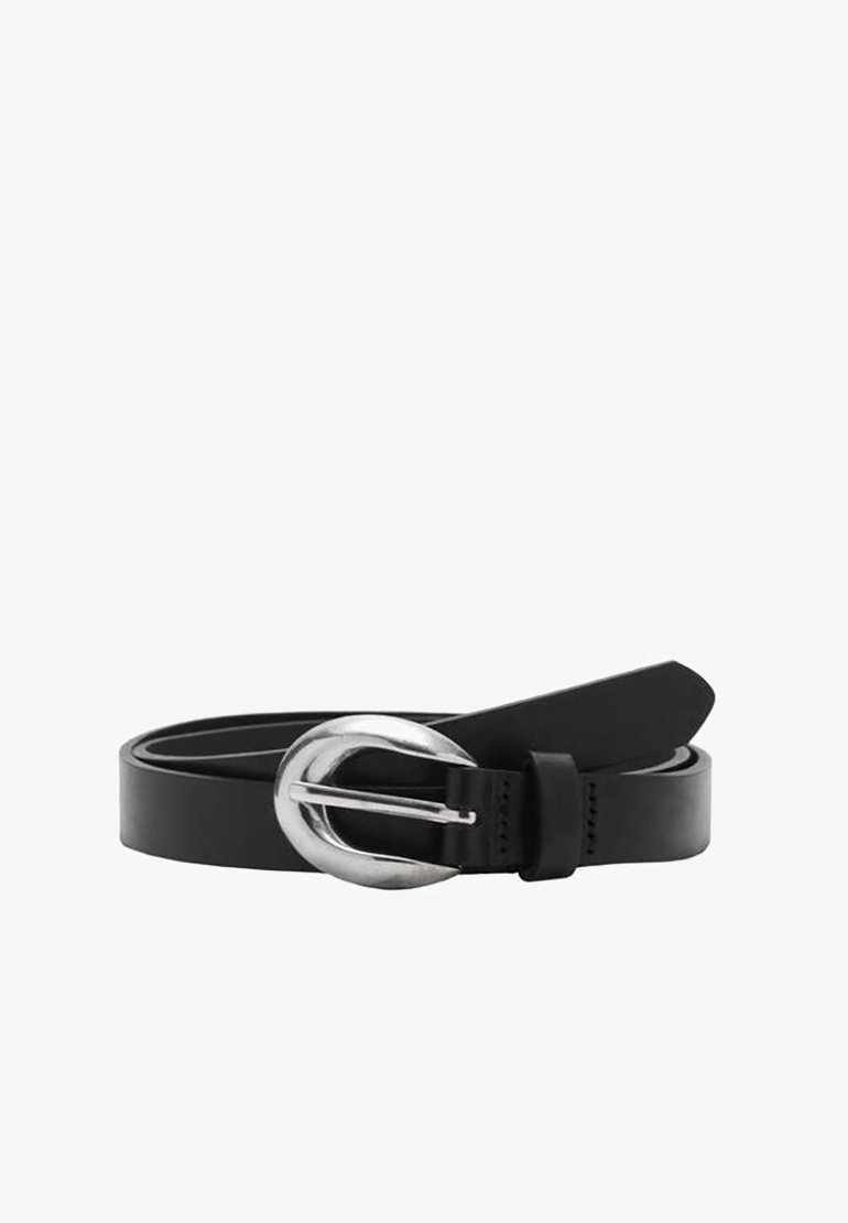 Curea din piele neagră cu un cataramă rotundă din metal argintiu, textură netedă și un singur cârlig. Lungime ajustabilă și un design curat, simplu.