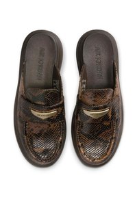 Brązowe syntetyczne sandały typu slide z teksturowanym wzorem skóry węża, wyposażone w cholewkę przypominającą skórę oraz ozdoby w kolorze złotym.