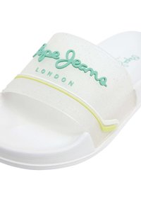 Baltas slaidu kurpes ar caurspīdīgu siksnu, kurai ir piparmētru zaļa "Pepe Jeans London" logo un dzeltena svītra. Gluda, spīdīga tekstūra.
