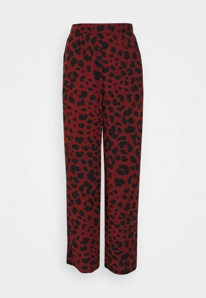 Pantalon à jambes larges en tissu rouge profond orné d'un imprimé léopard noir. Devant plat sans quincaillerie ni poches visibles. Texture lisse.