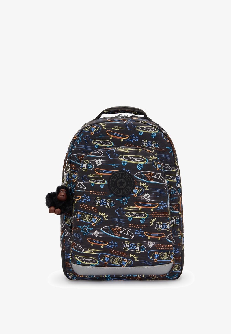 Sort stof rygsæk med farverige skateboard- og bølgemønstre, med en blød gorilla-nøglering hængende ved og et logo-patch på forsiden.