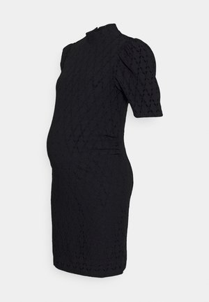 Vestido preto de mangas curtas com decote alto, textura canelada, forma ajustada e padrão de diamante, projetado para acomodar uma barriga em crescimento.