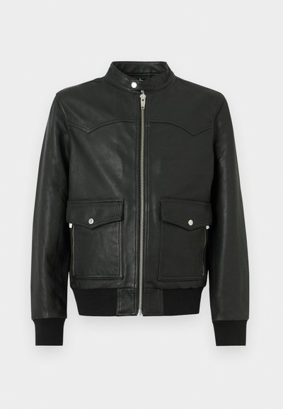 Zwarte leren bomberjack met een ritssluiting aan de voorkant, twee voorzakken, geribbelde manchetten en kraag. Gladde textuur met subtiele stikseldetails.