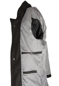 Veste en cuir noir avec une doublure à carreaux grise. Ses caractéristiques incluent des boutons-pression et des poches, avec une texture satinée lisse sur la doublure.