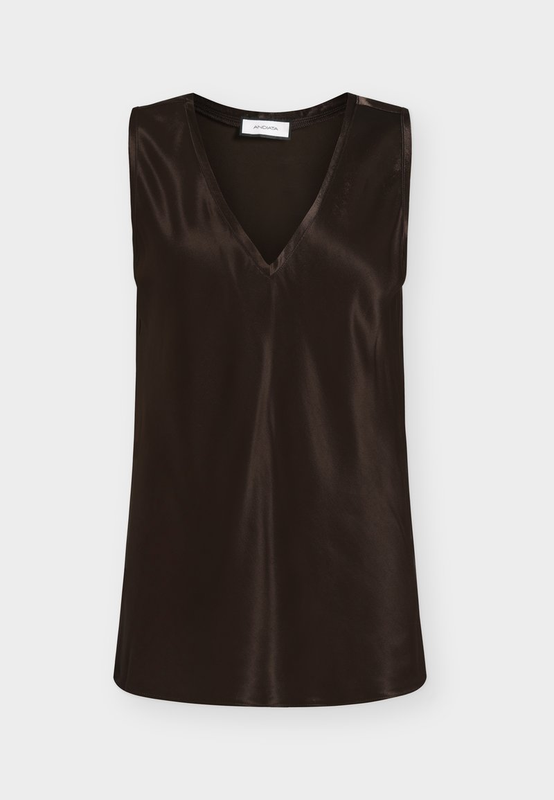 Blouse sans manches en satin marron foncé avec col en V et ourlet droit, présentée sur un fond clair.