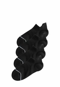 Calcetines de algodón negros hasta el tobillo, con puntera y talón reforzados, con una franja blanca en zigzag en el tobillo, en un paquete de cuatro pares.