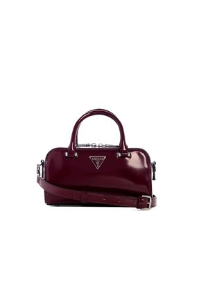 Borsa a mano in pelle verniciata bordeaux con doppi manici, tracolla rimovibile e accessori in argento con accento logo triangolare.