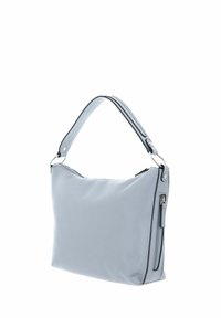 Sac à main en cuir gris clair avec une texture lisse, un dessus arrondi et une seule bandoulière réglable. Il dispose d'une poche zippée sur le côté et de quincaillerie en argent.