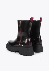 LOLA CASADEMUNT Kotníkové boty na platformě - burgundy