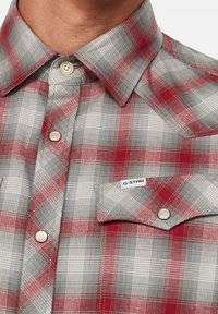 Rood en grijs geruite flanellen overhemd met parelknopen, puntige kraag en borstzak met een G-Star label.