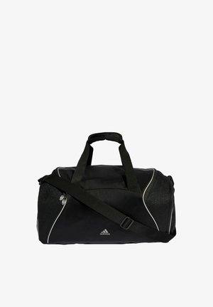 Čierna Adidas taška typu duffel s dvoma rukoväťami, nastaviteľným ramenným popruhom, sieťovanými bočnými vreckami a bielym lemovaním.