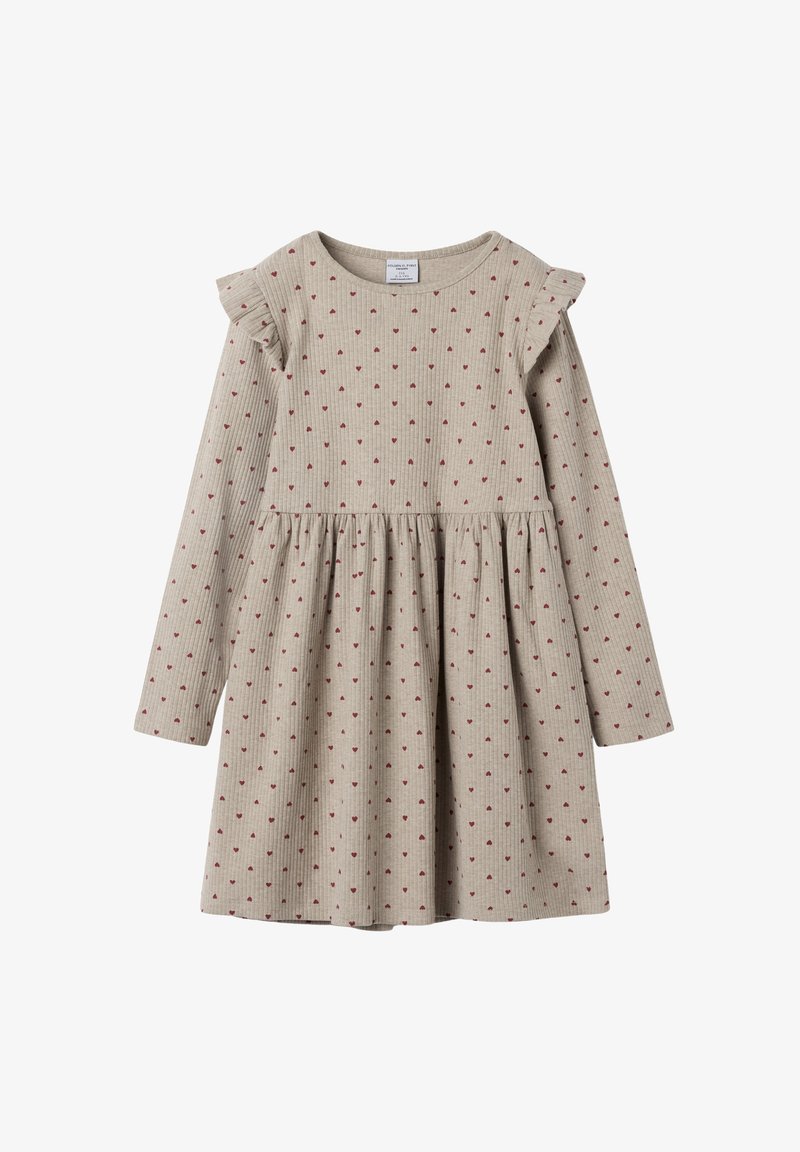 Beige langærmet kjole med ribbet tekstur, røde hjerte mønstre og volanger på skuldrene. Udsvinget skørt design.