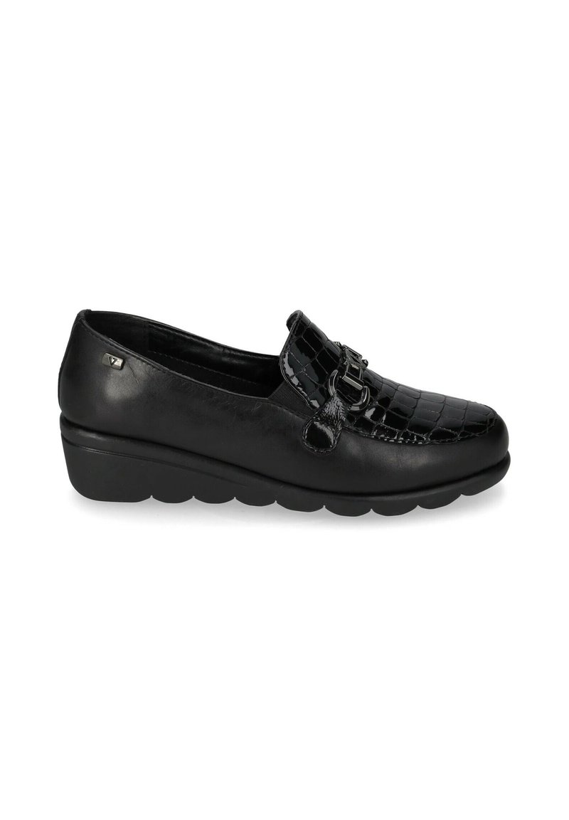 Scarpa slip-on nera in pelle con accento a motivo coccodrillo, punta arrotondata, suola imbottita e dettaglio decorativo a fibbia sulla tomaia.