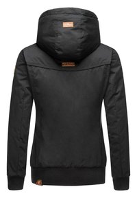 Svart isolert jakke med hette, elastiske ermer og ribbestrikket kant; har brune lærdetaljer på ryggen og sidene.