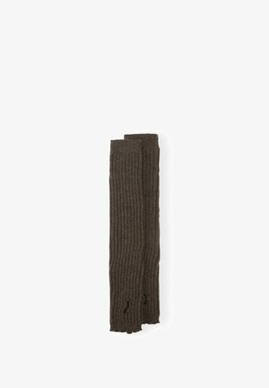 Paire de chauffe-bras longs en maille côtelée marron foncé avec trous pour les pouces, posée à plat sur un fond blanc.