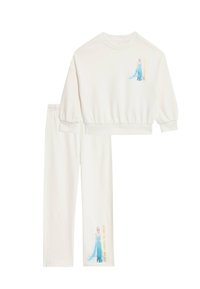 Zestaw białej bluzy i spodni z krótszym, skróconym krojem. Bluza ma grafikę postaci oraz tekst na nogawce.