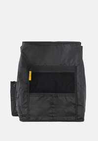 Zaino in nylon nero con pattina superiore, tasca frontale con zip e tirante giallo, tessuto laterale texture e forma rettangolare.