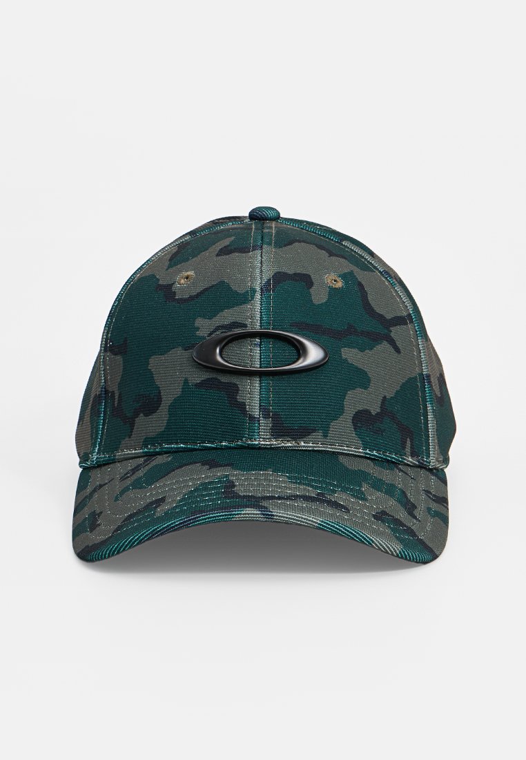 Gorra de béisbol en camuflaje verde y gris, fabricada en tela, con visera curva y un acento de logo negro en la parte frontal.