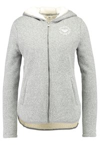 Felpa grigia con zip e un morbido rivestimento interno testurizzato. Presenta un cappuccio, tasche frontali e un piccolo logo sul petto.