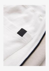 Sélectionné, off white
