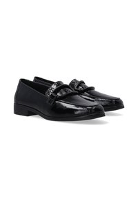 Zwarte lakleren loafers met een gladde afwerking, afgeronde neus en een band over de wreef. Lage blokhak. Eenvoudig ontwerp met minimale accenten.
