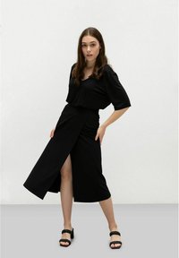 Atelier Kajsa Omlottkjol - black