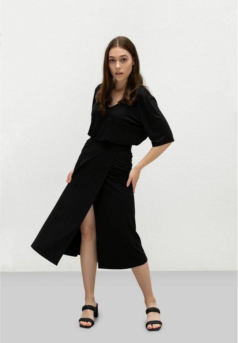 Atelier Kajsa Omlottkjol - black