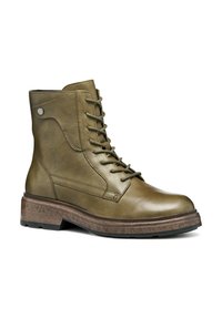 Bottines en cuir vert olive avec bout rond, lacets à l'avant et semelle texturée marron. Présente un accent latéral et des détails cousus.