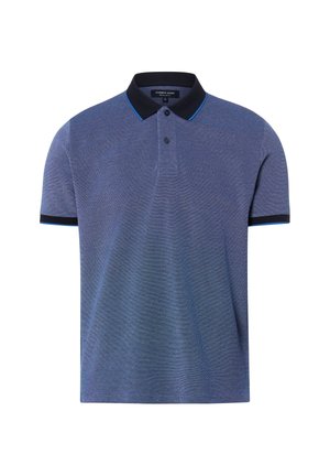 Polo bleu à manches courtes en tissu texturé, col noir et bordures de manches noires, avec une fine bordure bleue sur le col et les manches.