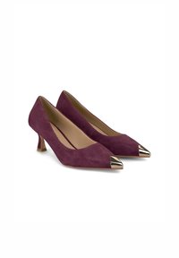 Tacchi alti in suede viola con punta affusolata e dettagli metallico oro sulla punta, caratterizzati da un design con tacco basso e squadrato.