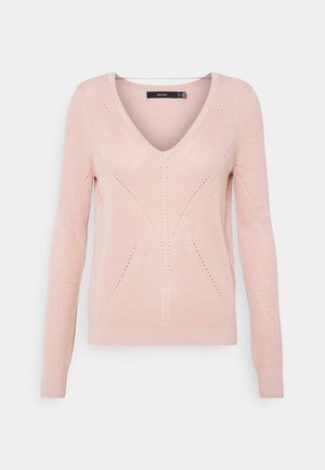 Pull en tricot rose avec un col en V, des manches longues et des motifs texturés sur le corps. Présente des poignets et un ourlet côtelés.