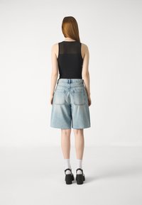 ONLY RUTH LOOSE LONG  - Jeansshorts - light blue denim