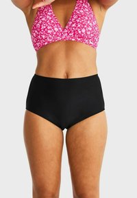 Rosa blommig bikini-topp med en djup V-ringning, i kombination med enfärgade svarta högmidjade baddräktsbottoms. Slät tyg, minimala sömmar.