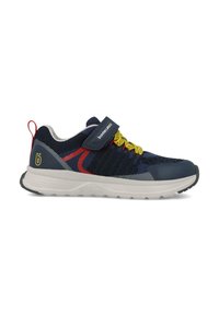 Zapatilla deportiva marina con parte superior de malla, acentos rojos, cordones amarillos, correa de Velcro y suela blanca con detalles de agarre texturizados.