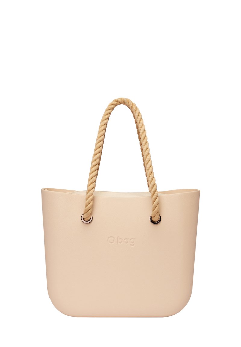 Beige O Bag-tas gemaakt van een rubberachtig materiaal, met een gladde textuur, ronde vorm en katoenen touwhandvatten met metalen accenten.